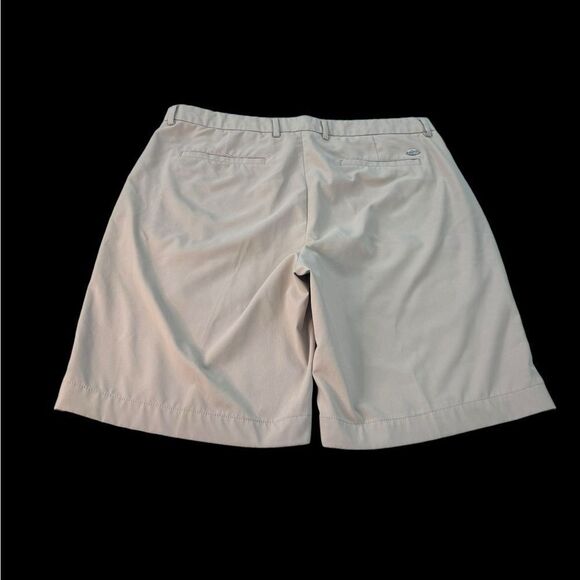 Greg Norman Men’s 9.5” Flat Front Shorts (36) - Picture 2 of 5